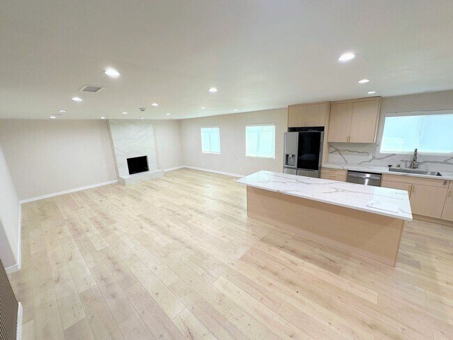 Building Photo - Gorgeous 4bd/3ba home with all appliances, and driveway parking