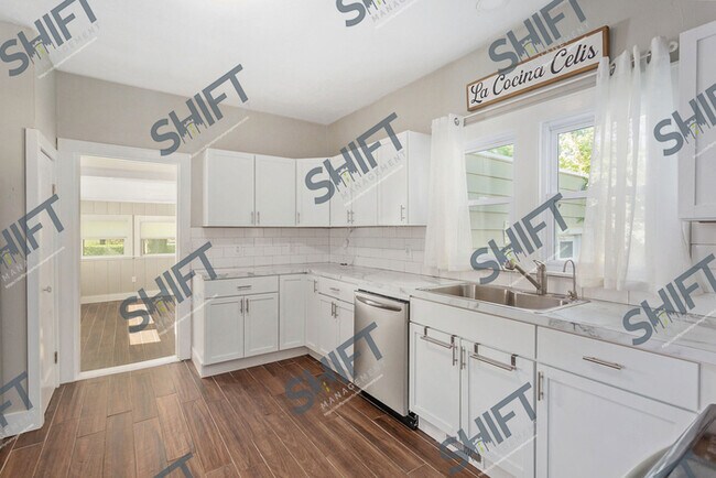 Building Photo - 735 Davis - Gorgeous single family home