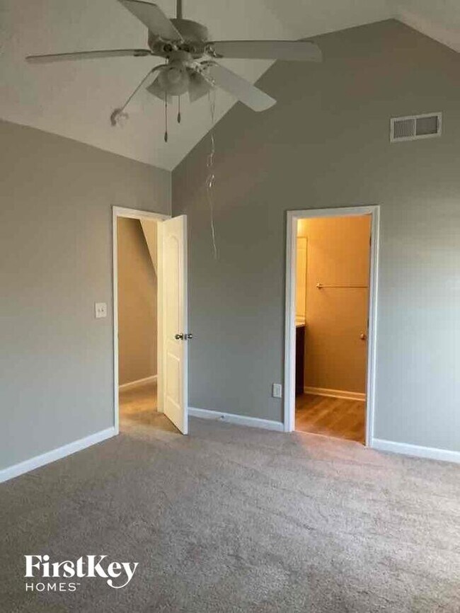 Building Photo - 221 Long Needle Dr