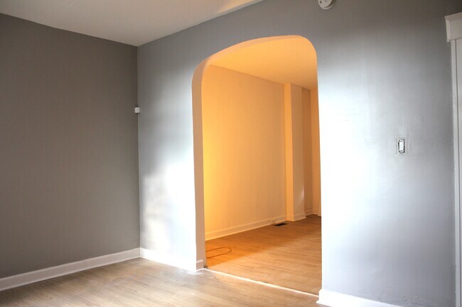 Building Photo - 1106 N Kenwood Ave