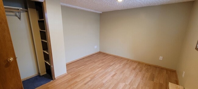 Building Photo - Spacious 4 Bedroom home