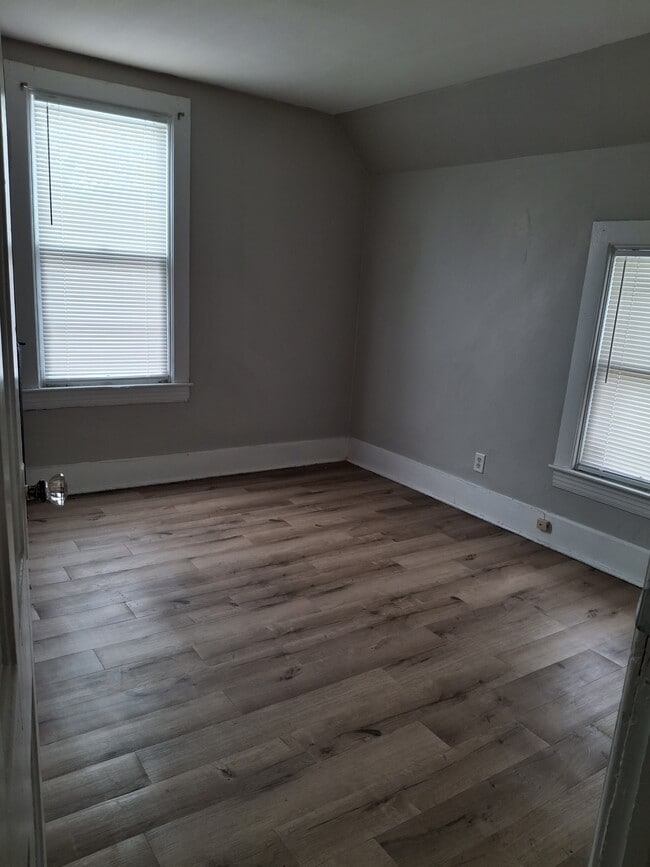 Building Photo - 913 E Washington St