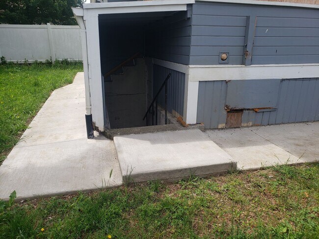 Building Photo - Unique Portland House with Fenced Backyard!