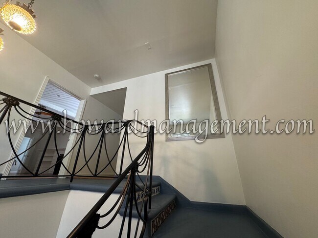 Building Photo - Private and Cozy 4 Bedroom Home located in...