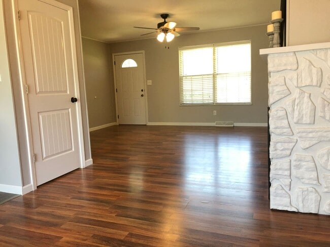 Building Photo - 3 Bedroom 2.5 Bath Home in the country!