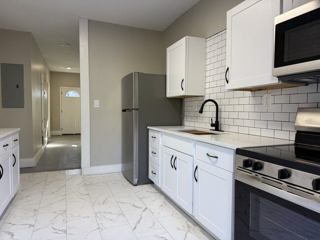 Building Photo - 728 W 39th St