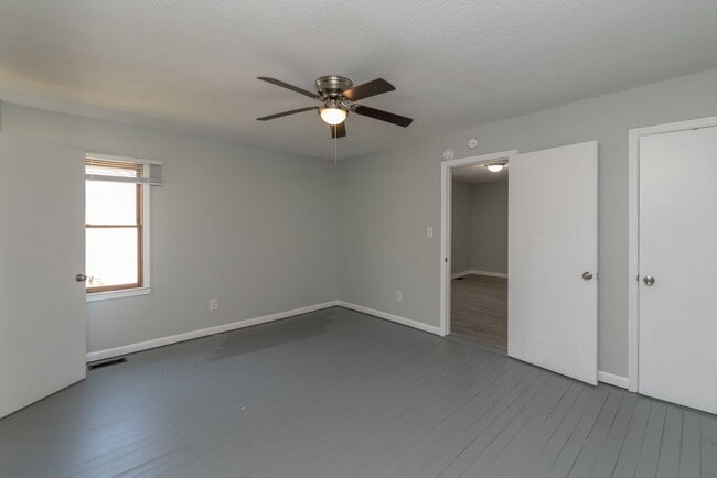 Building Photo - Updated 2 BD/ 2 BA home in Harrisburg avai...