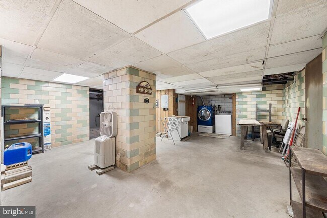 Building Photo - 7301 Chestnut Ave