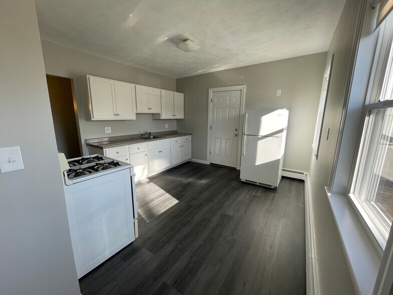 Building Photo - 16 Maple St