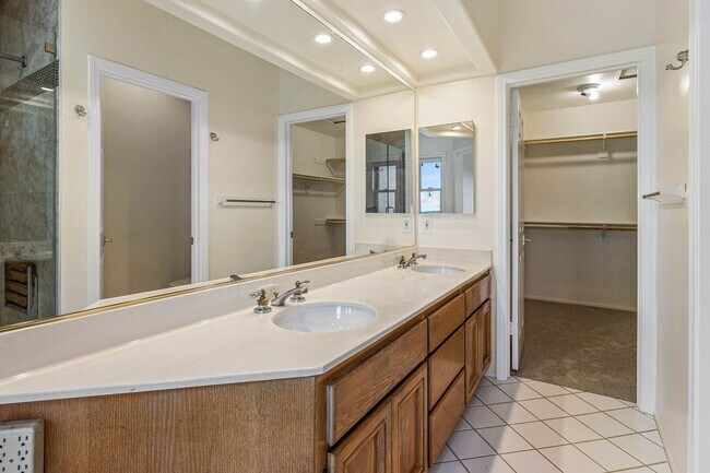 Building Photo - Stunning Home for Rent in Tierra Mesa, Sorrento Valley