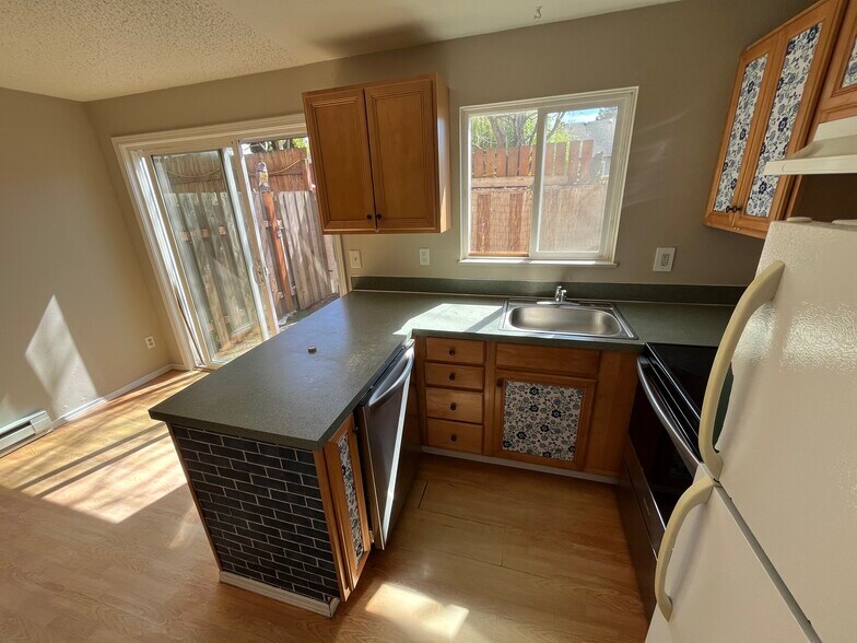 Building Photo - 4165 SE Cesar E Chavez Blvd