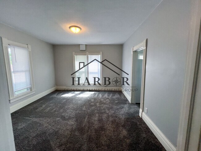 Building Photo - Large Renovated Studio- SPECIAL! First Month Rent Free