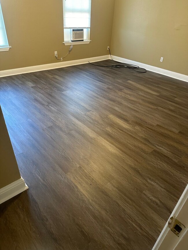 Building Photo - 3 Bedroom 2.5 Bath Townhouse
