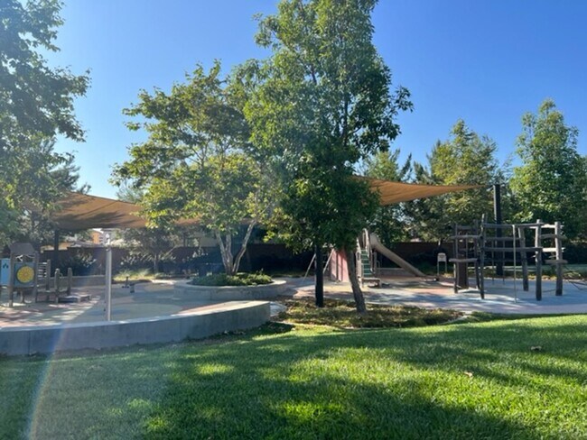 Building Photo - Desirable Eastwood Village Home