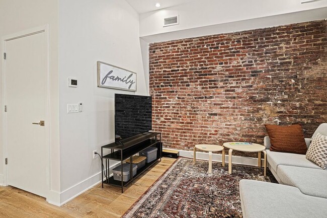 Building Photo - Stunning Capitol Hill One-Bedroom!