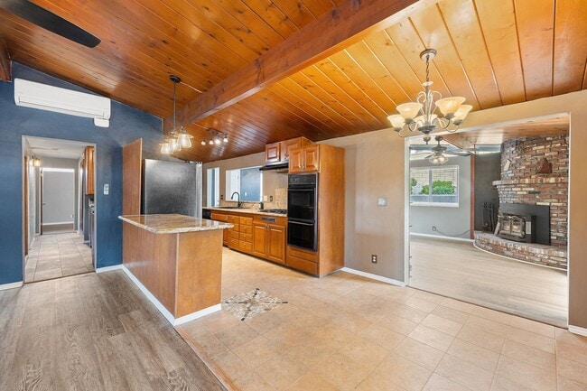 Building Photo - Adorable 3 Bedroom 2 Bathroom Single Story Family Home