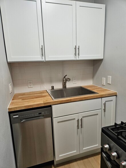 Primary Photo - 452 W Doty St