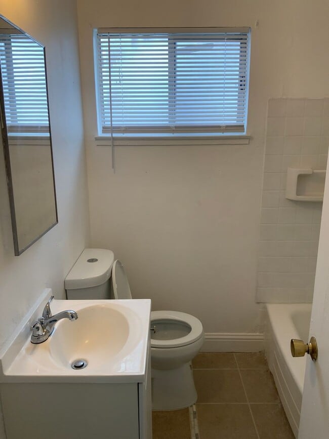 Building Photo - 418 C St