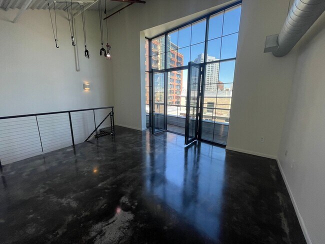 Building Photo - Sleek and Sophisticated: Upscale 1-Bdrm/2b...