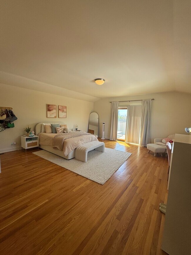 Building Photo - 4 Bedroom, 3 Bathroom Impressive Lincoln P...