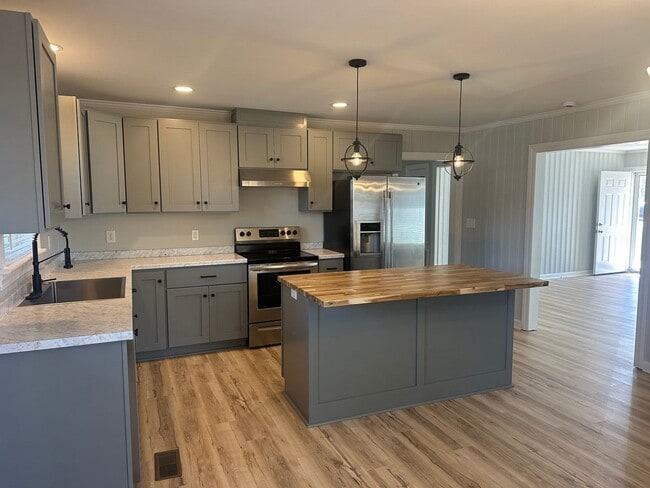 Building Photo - Updated 2 Bedroom, 1 Bath Home Locate Close to Wrightsville Beach