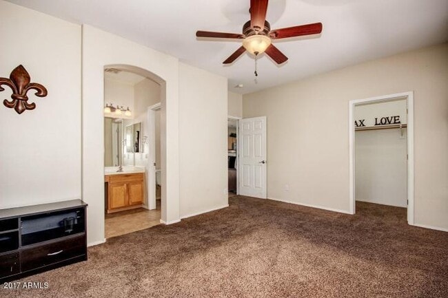 Building Photo - 934 E Madeline Dr