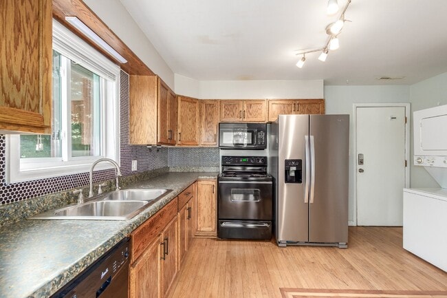 Building Photo - Charming Upper Unit Duplex in the Heart of Englewood!