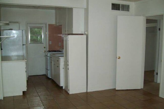 Building Photo - ? 1 Bed 1 Bath in Tempe – Available August...