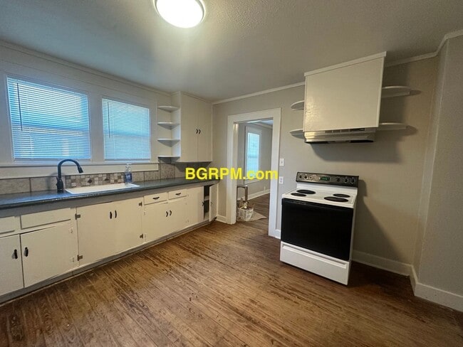 Building Photo - 2 Bed 1 Bath