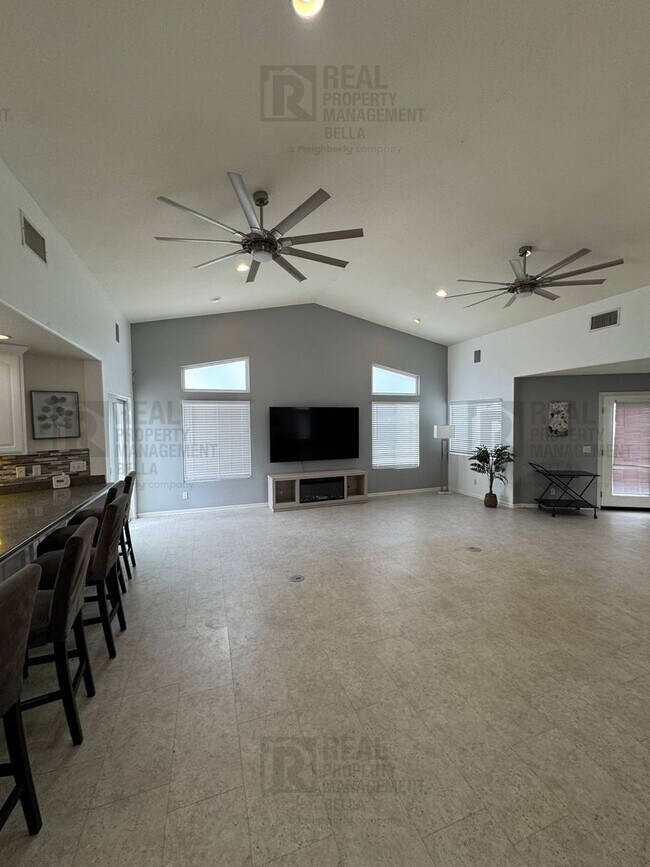Building Photo - $750 MOVE-IN SPECIAL DISCOUNT AVAILABLE! Luxury Living Awaits: Stunning 4-Bedroom Cul-de-Sac Retr...