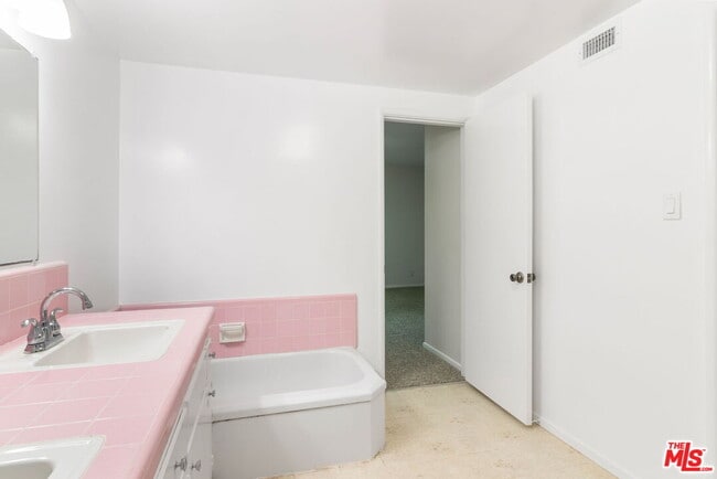 Building Photo - 7515 W 88th St