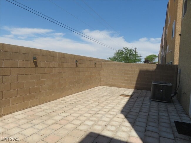 Building Photo - 9342 Autumn View Ave