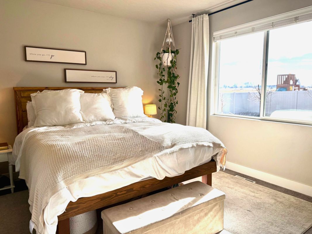 Building Photo - 1343 E Fort Erie St