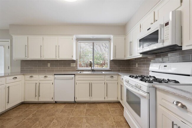 Building Photo - 12302 Eagle Rock Cove