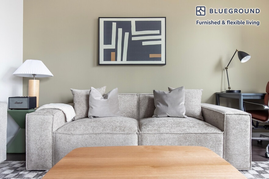 Building Photo - 77 W Huron St