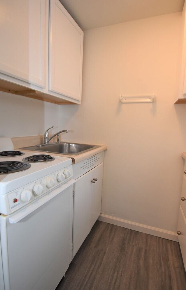 Building Photo - Great location, two blocks south of downto...
