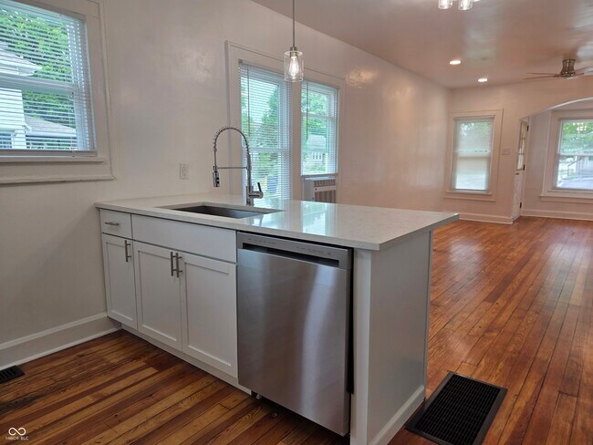 Building Photo - 774 Dequincy St