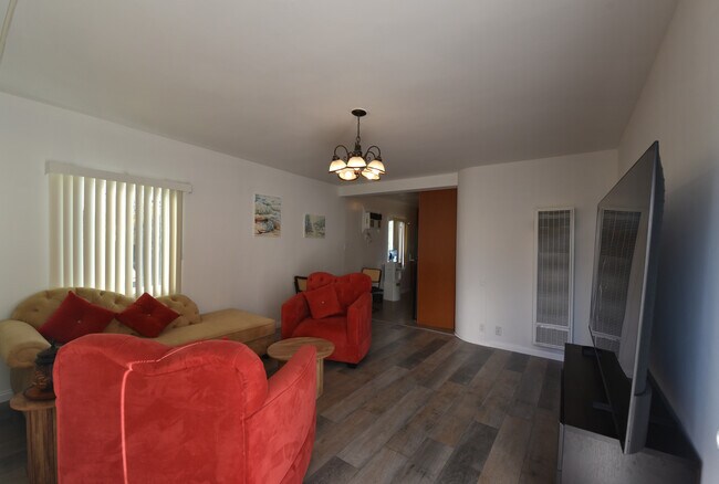 Building Photo - 723 S Louise St