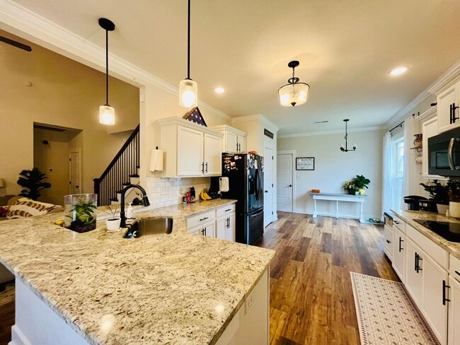 Building Photo - Georgous Large Open Floor Plan Home with Easy Commute to Nashville