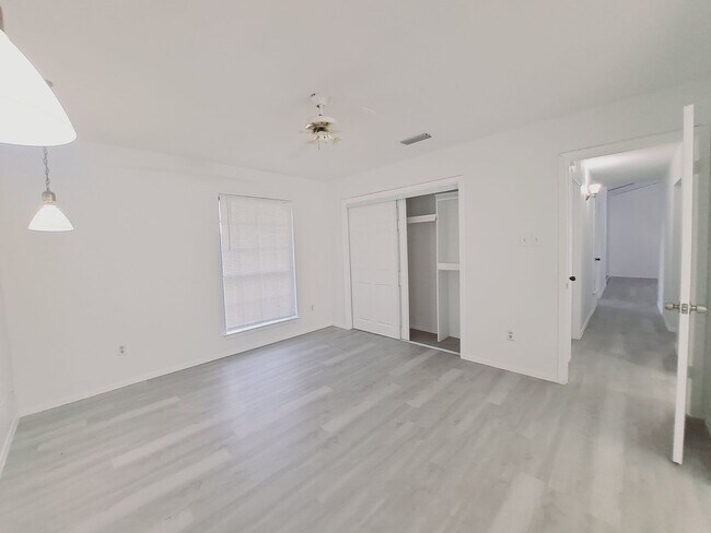 Building Photo - Amazing 3/2 with Garage Conversion Ready F...