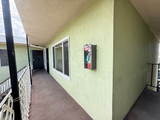 Building Photo - Spacious remodeled 2 BR apartment - Inglew...