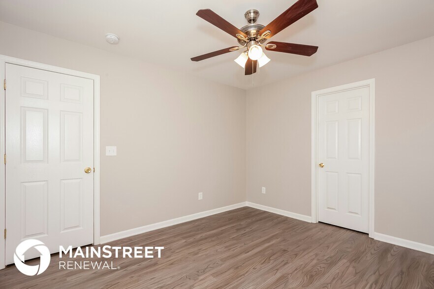 Building Photo - 5949 Hamilton Oaks Dr