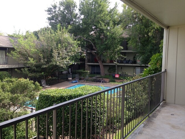 Building Photo - 2 bed/1 ba: Lady Bird Lake Condo, Short Walk to Downtown!