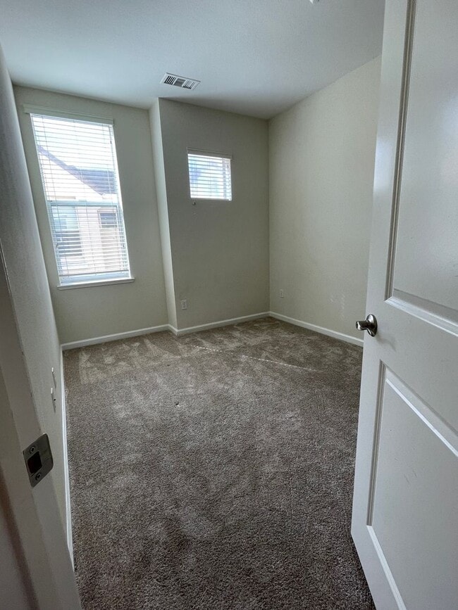 Building Photo - Great Location Spacious 3 Bedroom Townhous...