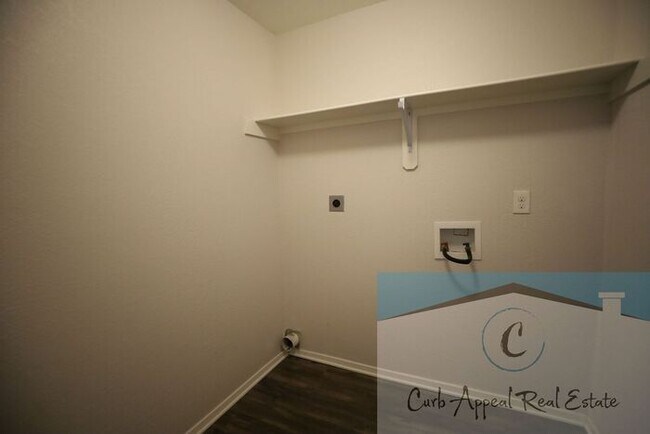 Building Photo - Move in special $900!! Beautiful 3 bed / 2 bath home with fenced back yard - Nettleton!!