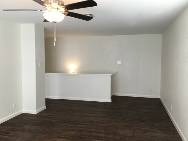 Building Photo - 112 Retama