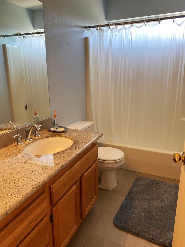 Building Photo - UNIQUE RAMBLER with views in Dockside at Kitsap Lake!