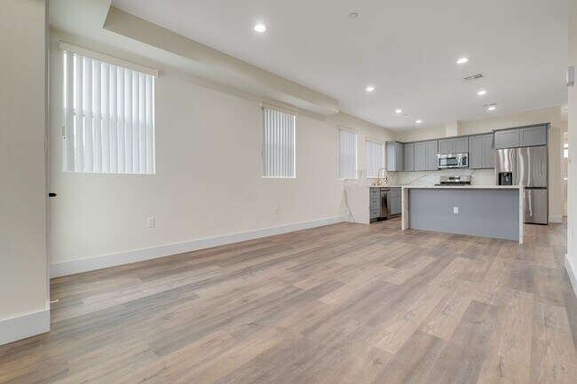 Building Photo - 4 Bed / 4 1/2 Bath Townhome in Sawtelle