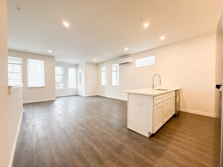 Building Photo - 67 Perrin St