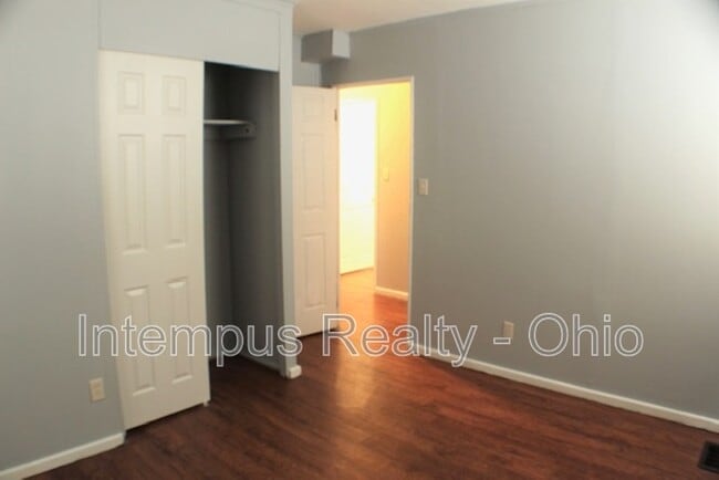 Building Photo - 967 Duxberry Ave